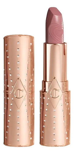 Lápiz labial Charlotte Tilbury Matte Revolution Color Mrs. Kisses, color melocotón dorado